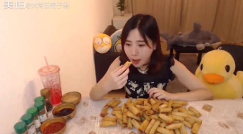 6 cô gái ‘ăn thùng uống vại’ khiến người xem choáng váng